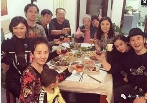 明星过年吃饭照片,团圆饭桌上的幸福时光
