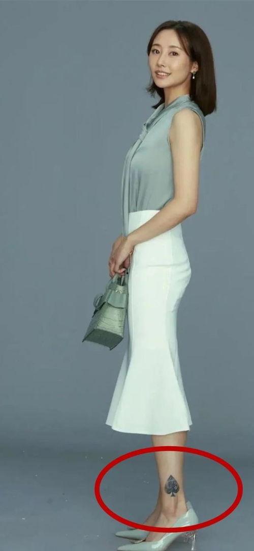 明星纹身裙黑白色,明星纹身裙演绎简约魅力