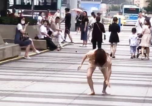 网红乞丐站桥上的照片,网红现象下的社会思考