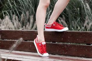 穿红色鞋的明星